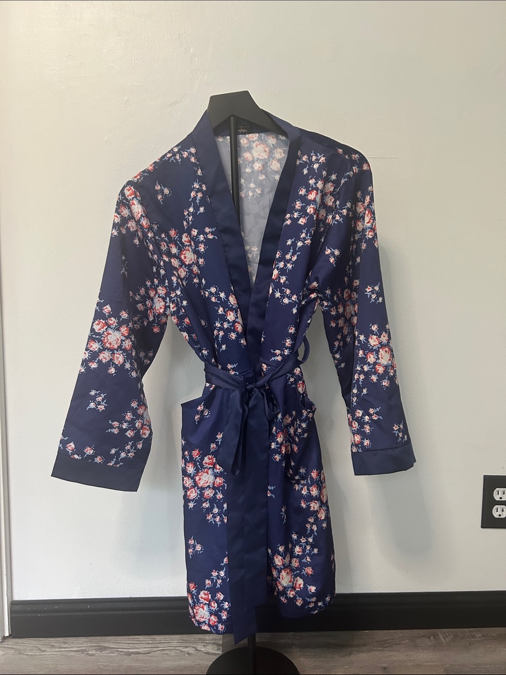 Morgan Lane Navy Floral Satin Wrap Robe s/m